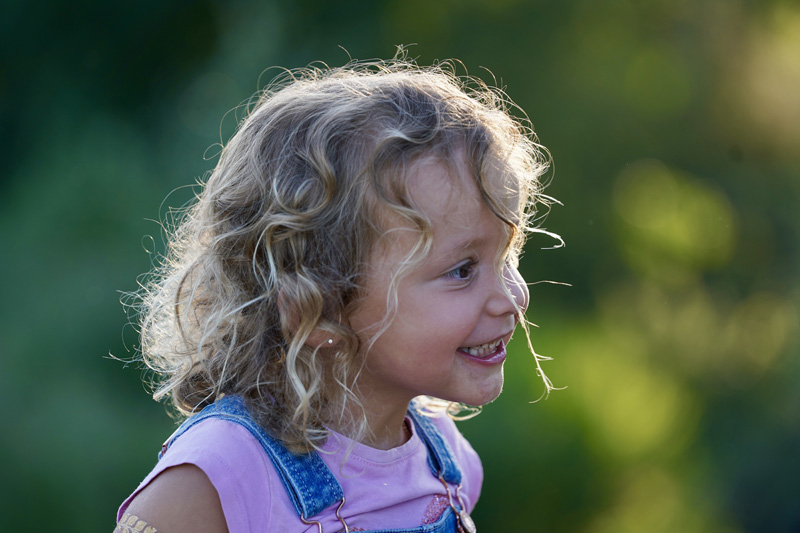Kinderfotografie Bern – Mädchen im goldenen Gegenlicht