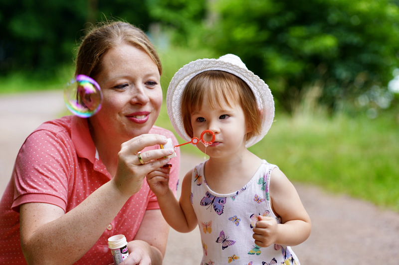 Kinderfotografie Bern – Mutter und Kind mit Seifenblasen